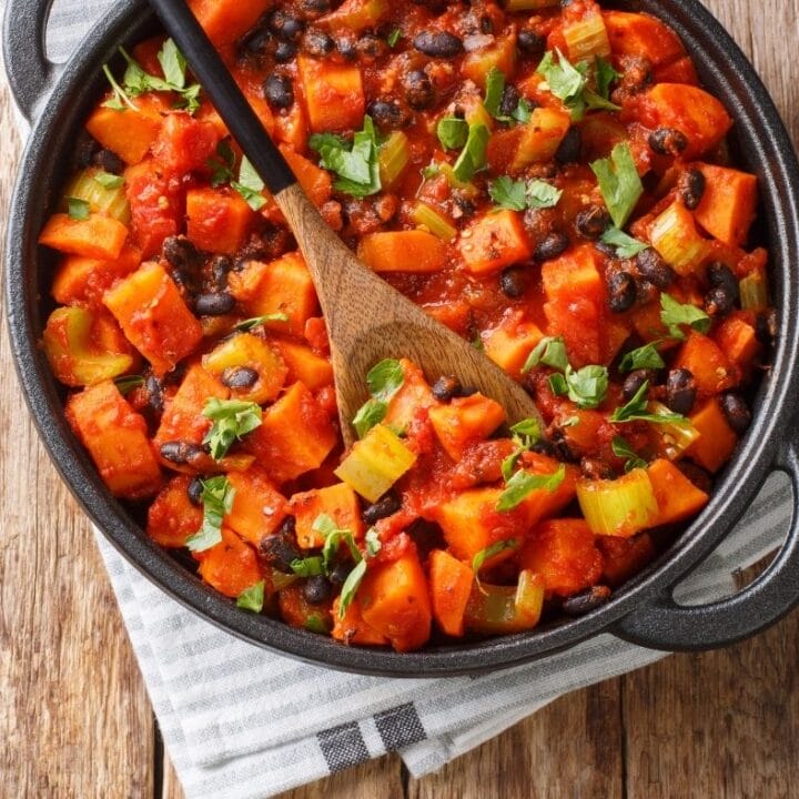 SWEET POTATO AND BLACK BEAN CHILI (VEGAN)