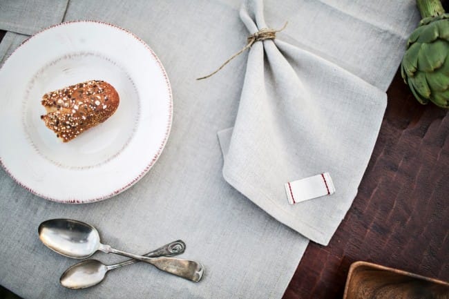 how to set your dinner table with linen napkins