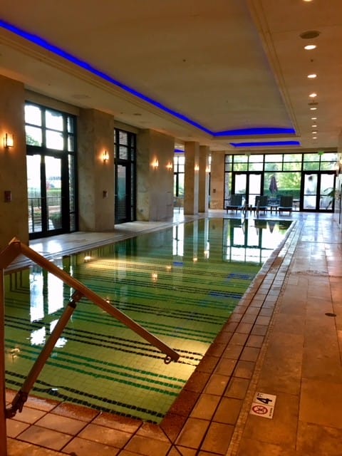 does the St. Julien have an indoor pool