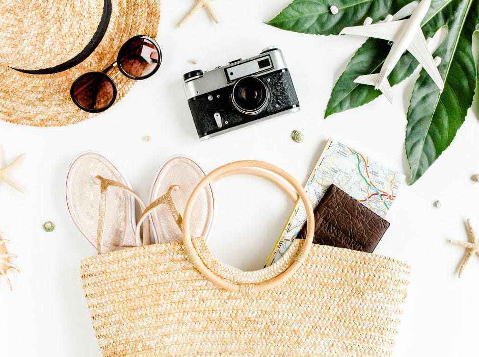 TRAVEL FLAT LAY FEMININE