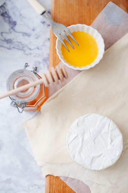 baked brie in puff pastry