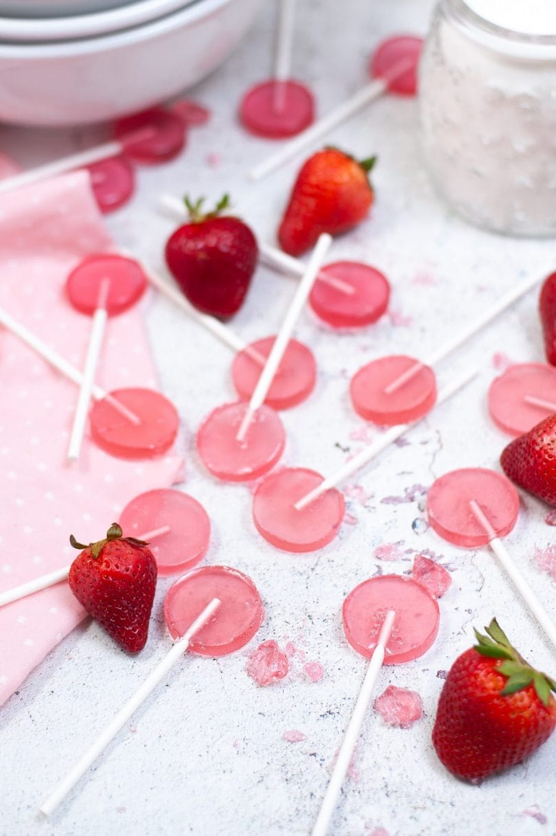 You have got to try these homemade strawberry lollipops.