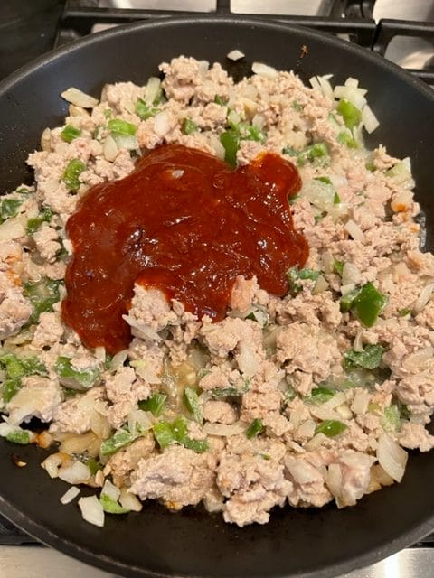 Mix all the ingredients in this dish well. 